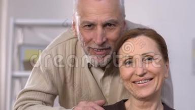 快乐的老年夫妇微笑，健康的<strong>牙齿</strong>，<strong>种植</strong>牙，假肢